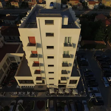 Universal 3* Σενιγκάλια